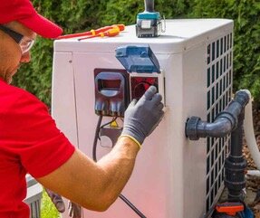 Tecnico specializzato che installa una pompa di calore