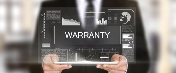 Grafica di persona che tiene in mano la scritta "warranty"